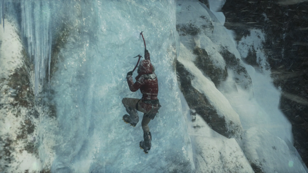 Mit Eispickeln und Steigeisen bezwingt Lara die Steilwand. (Screenshot: Golem.de)